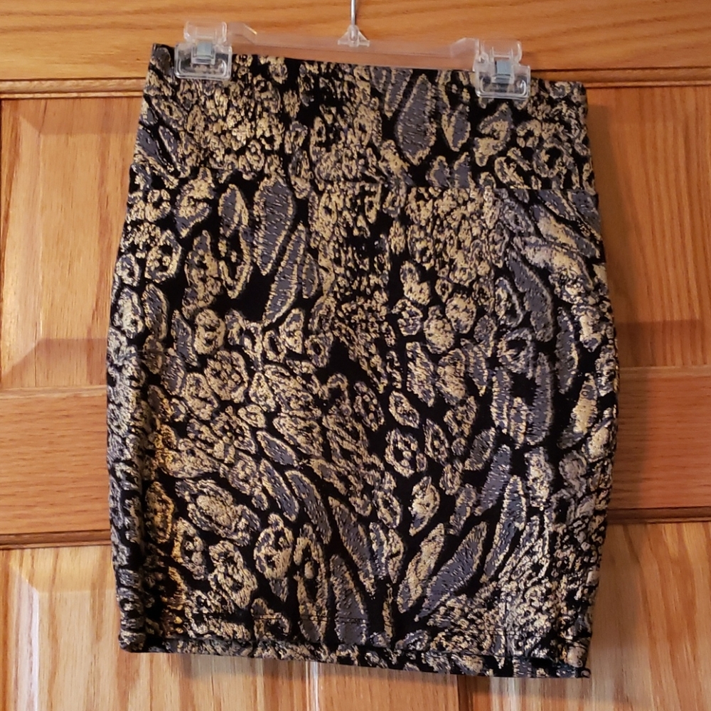 Patterned pencil skirt
